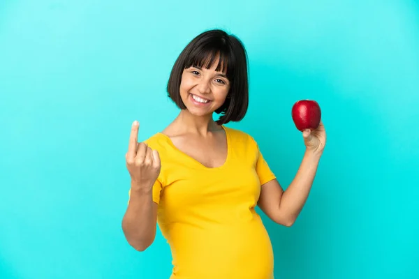 Schwangere Mit Einem Apfel Auf Blauem Hintergrund Macht Kommende Geste — Stockfoto
