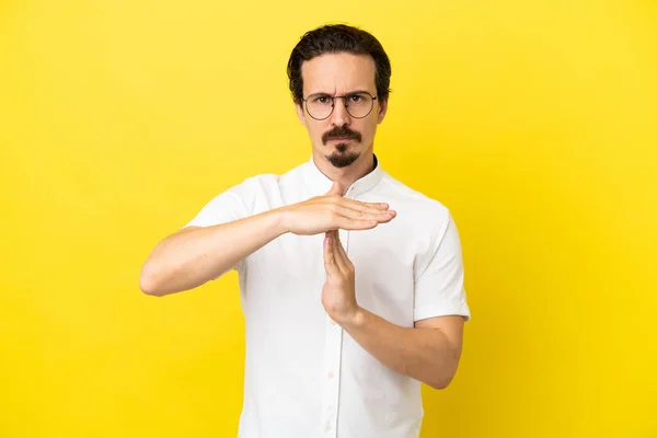 Ung Kaukasisk Man Isolerad Gul Bakgrund Gör Time Out Gest — Stockfoto