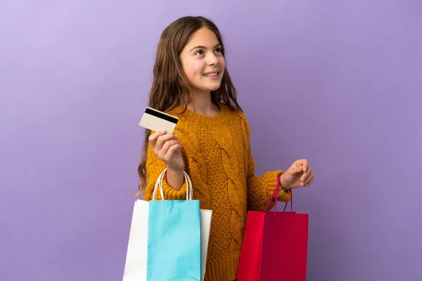 쇼핑백 과신용 카드를 보라색 배경에 고립된 코카서스 — 스톡 사진