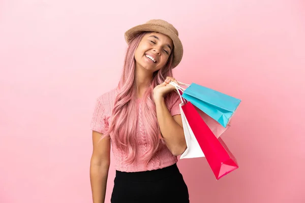 Joven Mujer Raza Mixta Con Bolsa Aislada Sobre Fondo Rosa — Foto de Stock