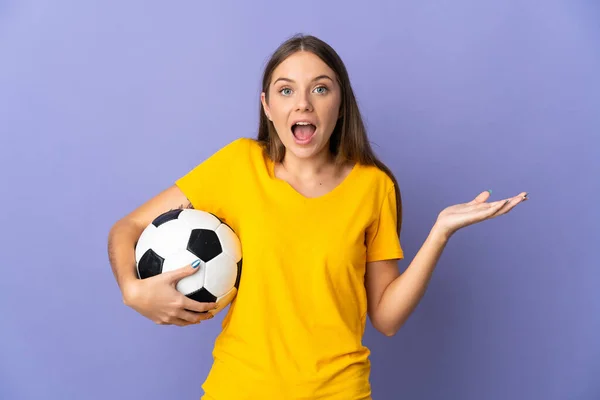 Junge Litauische Fußballerin Isoliert Auf Lila Hintergrund Mit Schockiertem Gesichtsausdruck — Stockfoto