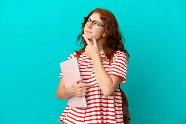 Student Teenager Redhead Girl Isolated Blue Background Having Doubts — Stock Photo, Image
