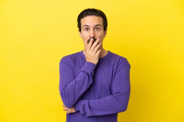 Joven Hombre Caucásico Aislado Sobre Fondo Amarillo Sorprendido Sorprendido Mientras — Foto de Stock