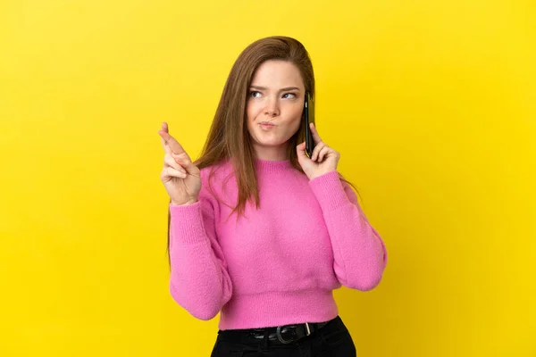 Chica Adolescente Utilizando Teléfono Móvil Sobre Fondo Amarillo Aislado Con — Foto de Stock