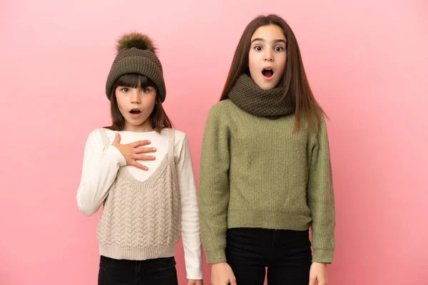 Irmãzinhas Vestindo Uma Roupa Inverno Isolada Fundo Rosa Com Expressão — Fotografia de Stock