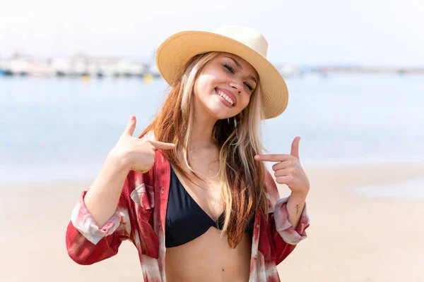 Joven Mujer Bonita Vacaciones Verano Playa Orgullosa Auto Satisfecha — Foto de Stock
