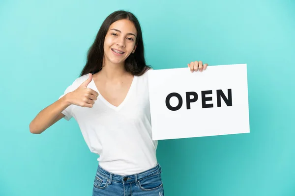 Joven Francesa Aislada Sobre Fondo Azul Sosteniendo Cartel Con Texto —  Fotos de Stock