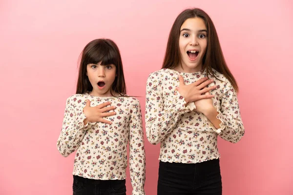 Små Systrar Flickor Isolerade Rosa Bakgrund Förvånad Och Chockad När — Stockfoto