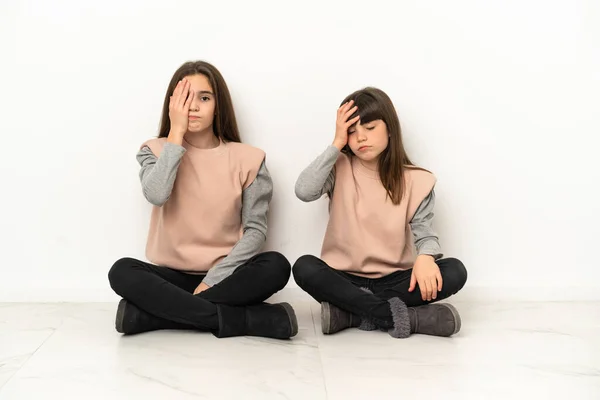 Irmãzinhas Sentadas Chão Isoladas Fundo Branco Com Expressão Facial Surpresa — Fotografia de Stock