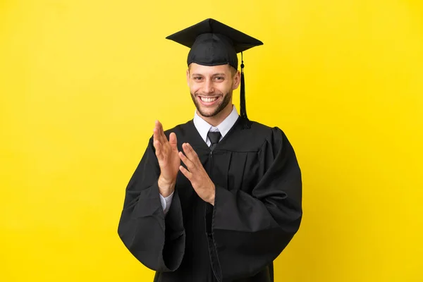 Νεαρός Απόφοιτος Πανεπιστημίου Καυκάσιος Άνδρας Απομονωμένος Κίτρινο Φόντο Χειροκροτώντας Μετά — Φωτογραφία Αρχείου