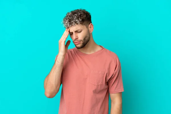 Jonge Knappe Blanke Man Geïsoleerd Blauwe Achtergrond Met Hoofdpijn — Stockfoto