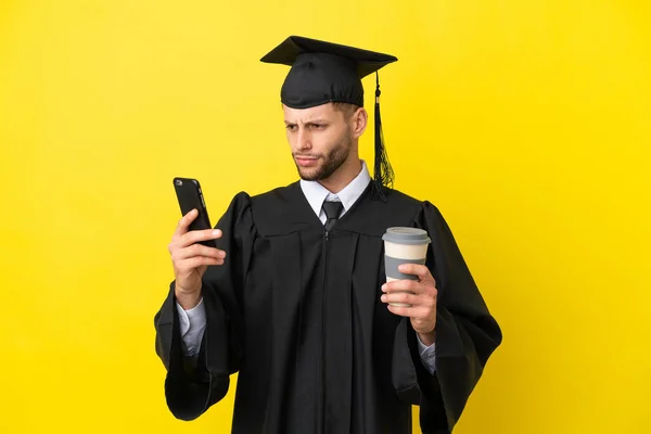 Genç Üniversite Mezunu Sarı Arka Planda Izole Edilmiş Elinde Kahve — Stok fotoğraf