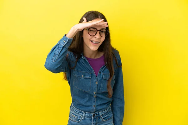 Giovane Donna Francese Isolata Sfondo Giallo Guardando Lontano Con Mano — Foto Stock