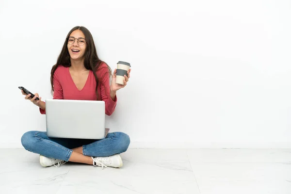 Mladá Francouzská Dívka Sedí Podlaze Svým Notebookem Drží Kávu Odnést — Stock fotografie