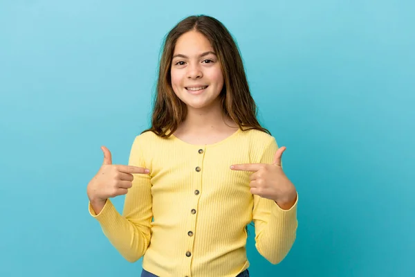 Pequeña Chica Caucásica Aislada Sobre Fondo Azul Orgullosa Autosatisfecha — Foto de Stock