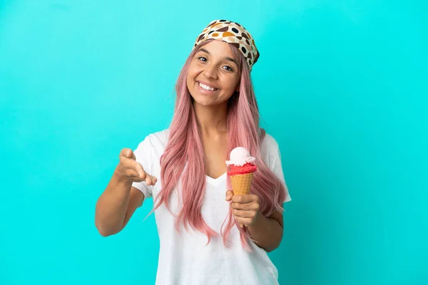 Jovem Mulher Raça Mista Com Sorvete Corneto Isolado Fundo Azul — Fotografia de Stock