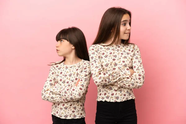 Little Sisters Girls Isolated Pink Background Confuse Face Expression While — Stock Photo, Image