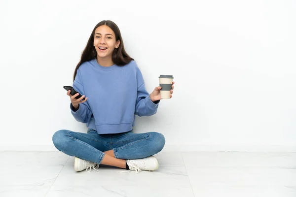 Jovem Francesa Sentada Chão Segurando Café Para Levar Celular — Fotografia de Stock