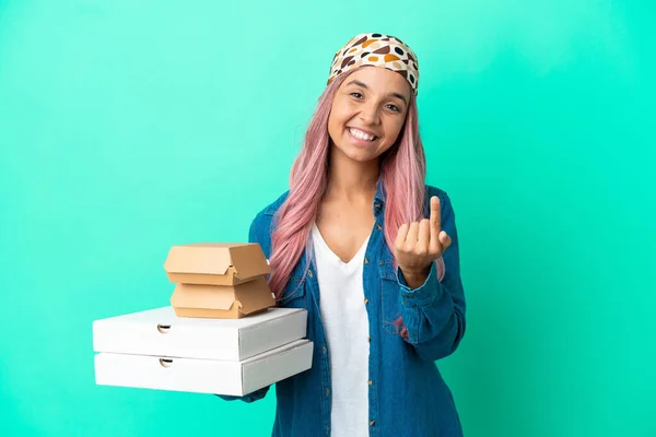 Giovane Donna Razza Mista Possesso Pizze Hamburger Isolati Sfondo Verde — Foto Stock