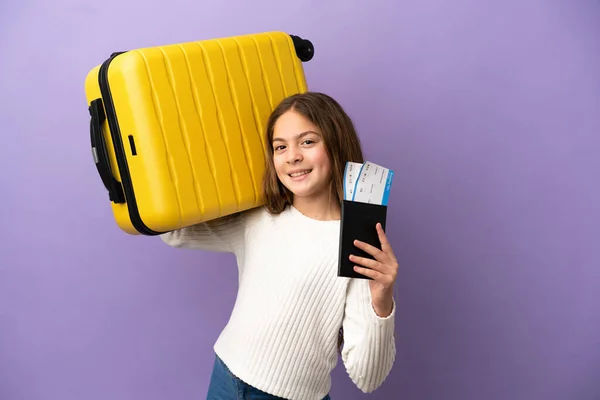 Petite Fille Caucasienne Isolée Sur Fond Violet Vacances Avec Valise — Photo