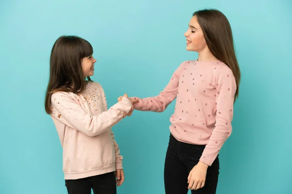 Hermanitas Niñas Aisladas Sobre Fondo Azul Apretón Manos Después Buen — Foto de Stock