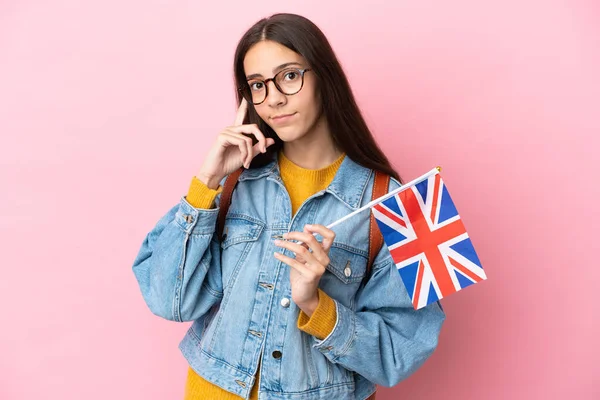 Menina Francesa Segurando Uma Bandeira Reino Unido Isolado Fundo Rosa — Fotografia de Stock