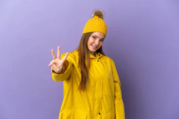 Adolescente Chica Usando Impermeable Capa Sobre Aislado Púrpura Fondo Feliz —  Fotos de Stock
