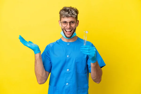 Dentista Caucasiano Homem Segurando Ferramentas Isoladas Fundo Amarelo Com Expressão — Fotografia de Stock