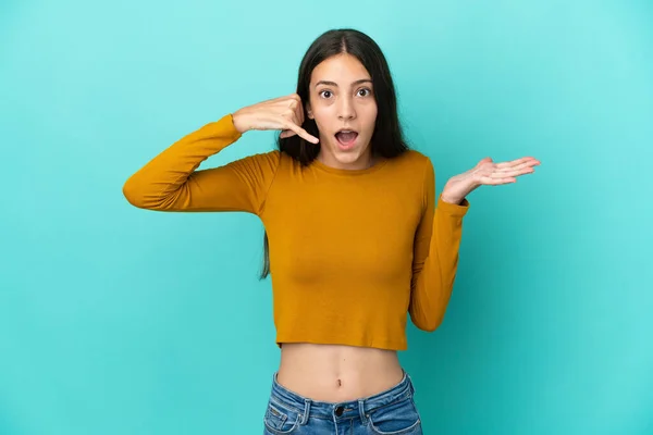 Joven Francesa Aislada Sobre Fondo Azul Haciendo Gesto Telefónico Dudando —  Fotos de Stock