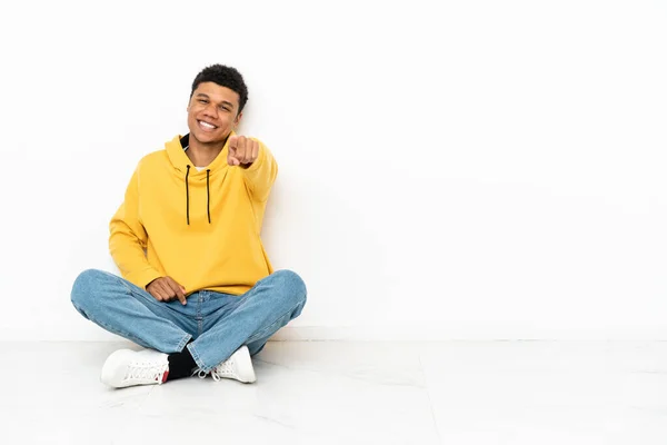 Junger Afroamerikanischer Mann Der Isoliert Auf Weißem Hintergrund Auf Dem — Stockfoto