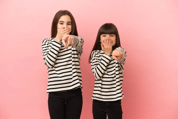 Μικρές Αδελφές Κορίτσια Απομονωμένες Ροζ Φόντο Δείχνοντας Δάχτυλο Κάποιον Και — Φωτογραφία Αρχείου