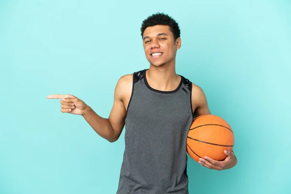 Basketbalspeler Afro Amerikaanse Man Geïsoleerd Blauwe Achtergrond Wijzend Vinger Naar — Stockfoto
