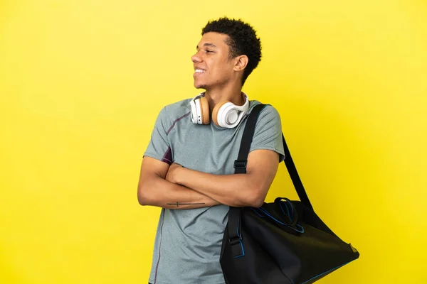 Joven Deporte Hombre Afroamericano Con Bolsa Deporte Aislado Sobre Fondo —  Fotos de Stock