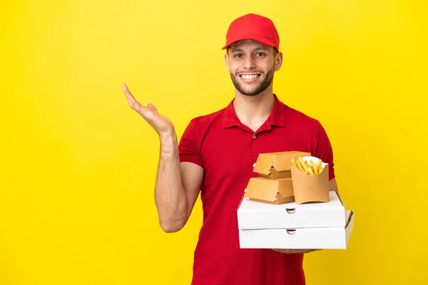 Repartidor Pizza Recogiendo Cajas Pizza Hamburguesas Sobre Fondo Aislado Extendiendo — Foto de Stock