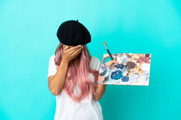 Mujer Joven Raza Mixta Con Cabello Rosa Sosteniendo Una Paleta —  Fotos de Stock