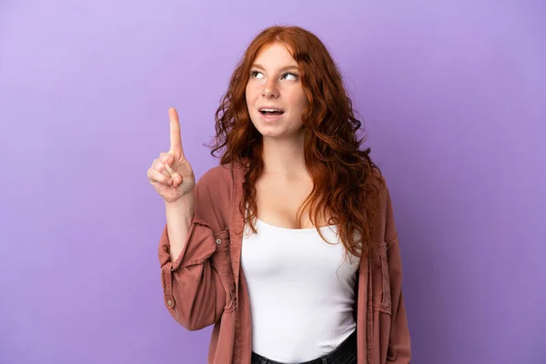 Adolescente Rossa Ragazza Isolato Sfondo Viola Pensando Idea Che Punta — Foto Stock