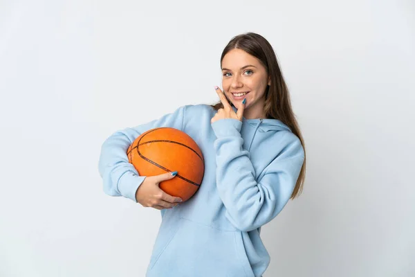 年轻的立陶宛女子在白人背景下孤身一人打篮球 快乐而微笑 — 图库照片