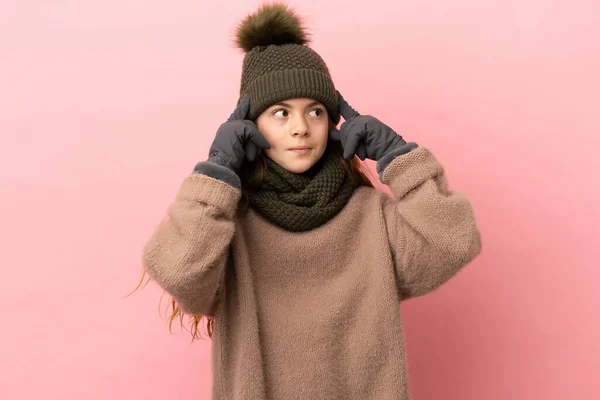 Κοριτσάκι Χειμερινό Καπέλο Απομονωμένο Ροζ Φόντο Έχοντας Αμφιβολίες Και Σκέψη — Φωτογραφία Αρχείου