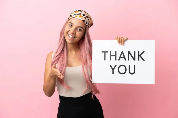 Giovane Donna Razza Mista Con Capelli Rosa Isolati Sfondo Rosa — Foto Stock