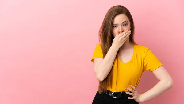 Adolescente Menina Sobre Isolado Rosa Fundo Cobrindo Boca Com Mão — Fotografia de Stock