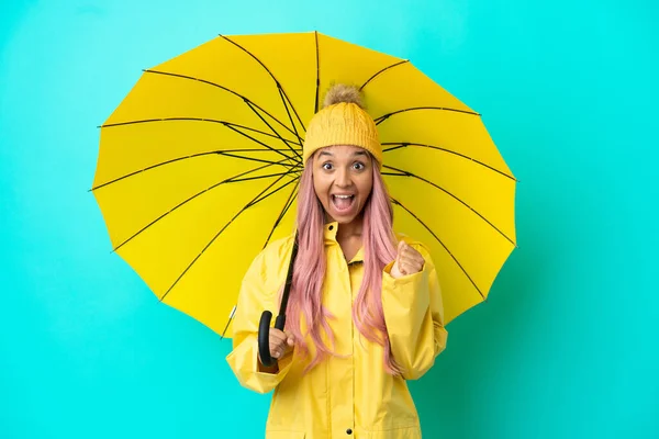 Jonge Gemengde Ras Vrouw Met Regendichte Jas Paraplu Vieren Een — Stockfoto