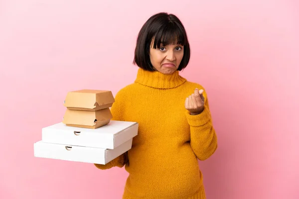 Femme Enceinte Tenant Des Pizzas Des Hamburgers Isolés Sur Fond — Photo