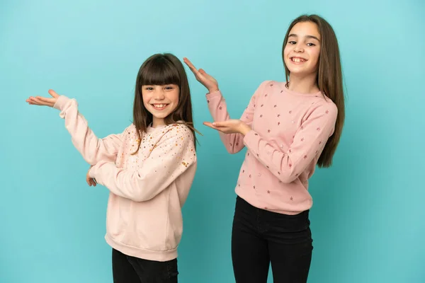 Μικρές Αδελφές Κορίτσια Απομονωμένες Μπλε Φόντο Απλώνοντας Χέρια Στην Άκρη — Φωτογραφία Αρχείου