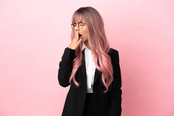 Молодая Бизнес Смешанной Расы Женщина Розовыми Волосами Изолированы Розовом Фоне — стоковое фото