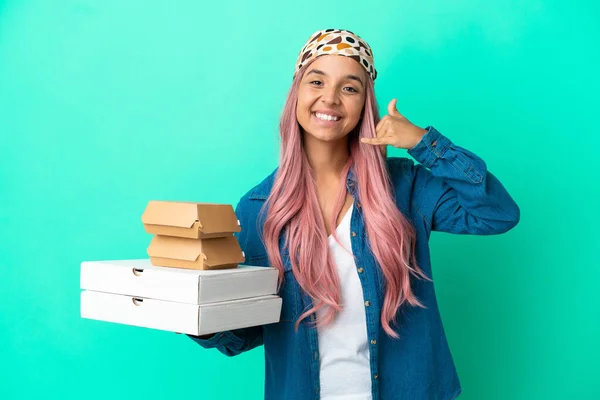 Jovem Mestiça Segurando Pizzas Hambúrgueres Isolados Fundo Verde Fazendo Gesto — Fotografia de Stock