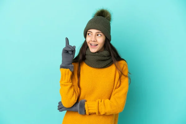 Menina Francesa Jovem Isolado Fundo Azul Com Chapéu Inverno Apontando — Fotografia de Stock