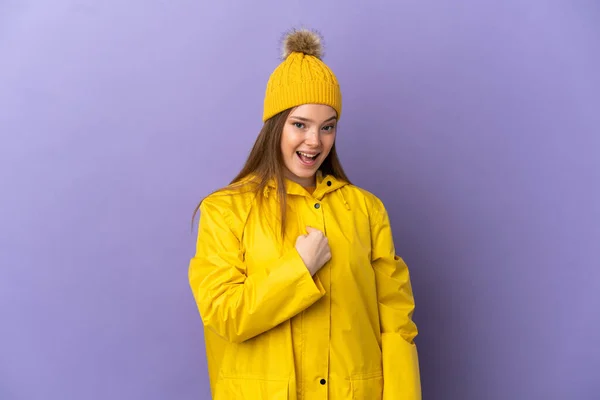 Chica Adolescente Con Abrigo Impermeable Sobre Fondo Púrpura Aislado Con —  Fotos de Stock