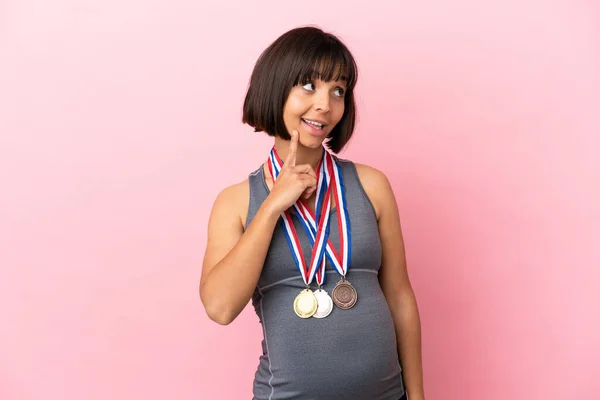 Pregnant Mixed Race Woman Medals Isolated Pink Background Thinking Idea — Stock Photo, Image