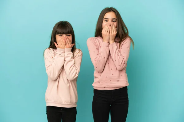 Irmãzinhas Meninas Isoladas Fundo Azul Sorrindo Muito Enquanto Cobria Boca — Fotografia de Stock