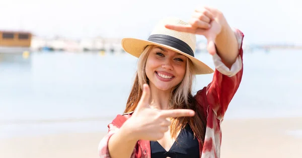 Mladá Hezká Žena Letních Prázdninách Pláži Soustředění Obličeje Rámcový Symbol — Stock fotografie